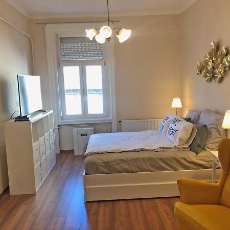Modern comfort in historical Budapest Kültér fotó