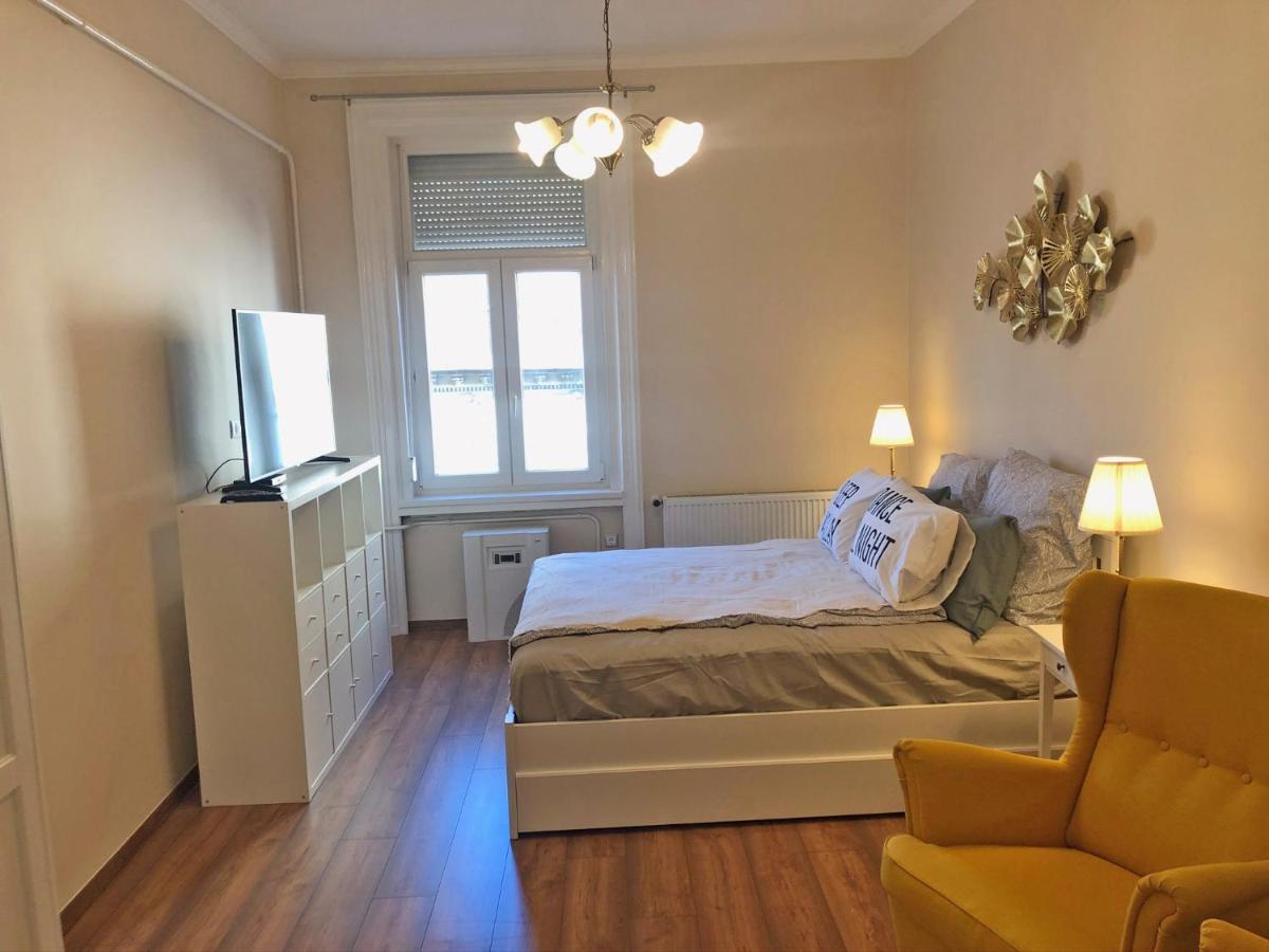 Modern comfort in historical Budapest Kültér fotó
