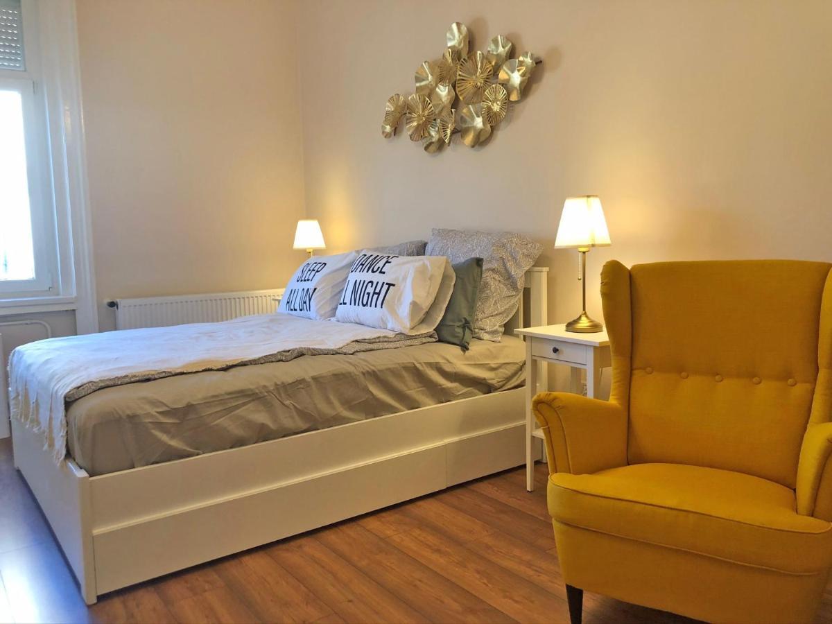 Modern comfort in historical Budapest Kültér fotó