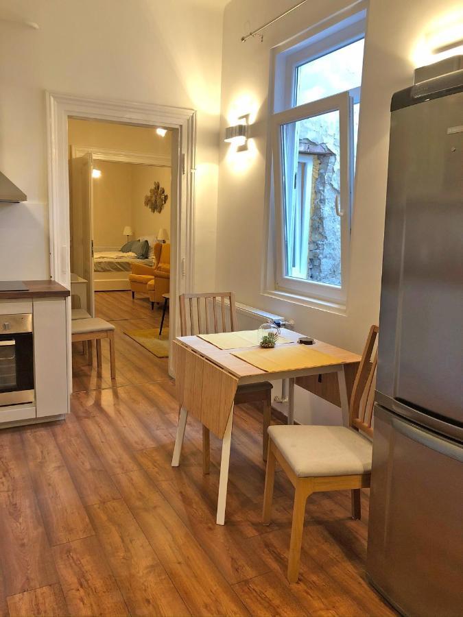 Modern comfort in historical Budapest Kültér fotó