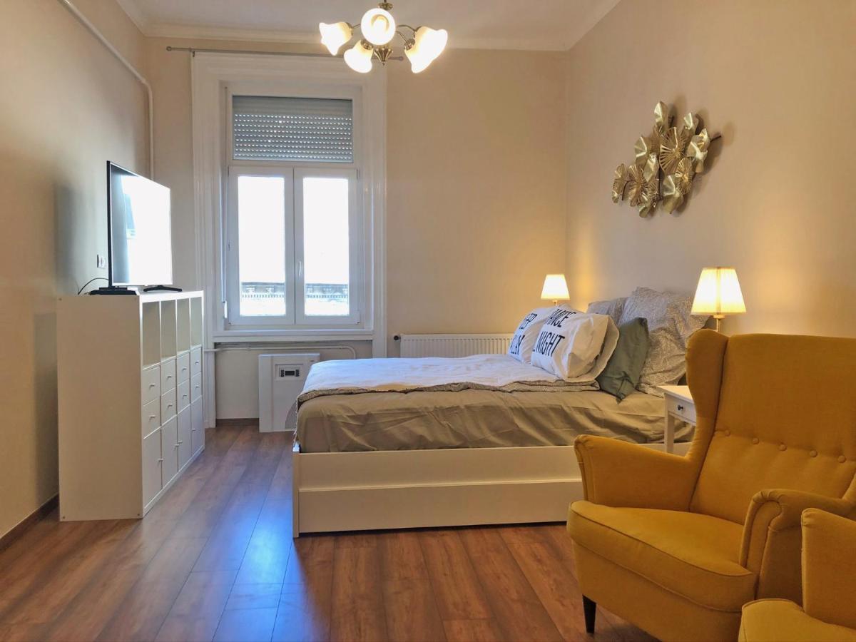 Modern comfort in historical Budapest Kültér fotó